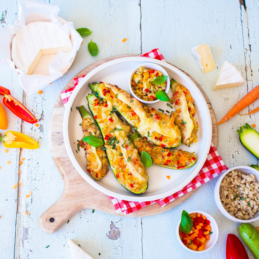 Zucchini gefüllt mit Weizen, kleinem Gemüse und From'Chaud