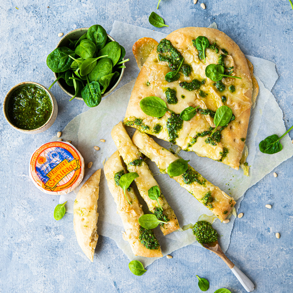 Focaccia mit Munster-Käse und Spinatpesto