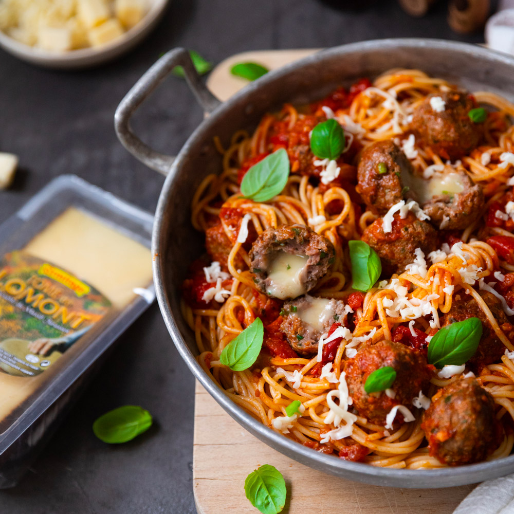 Spaghetti with tomato sauce, and meatballs with a core of Tome du Lomont