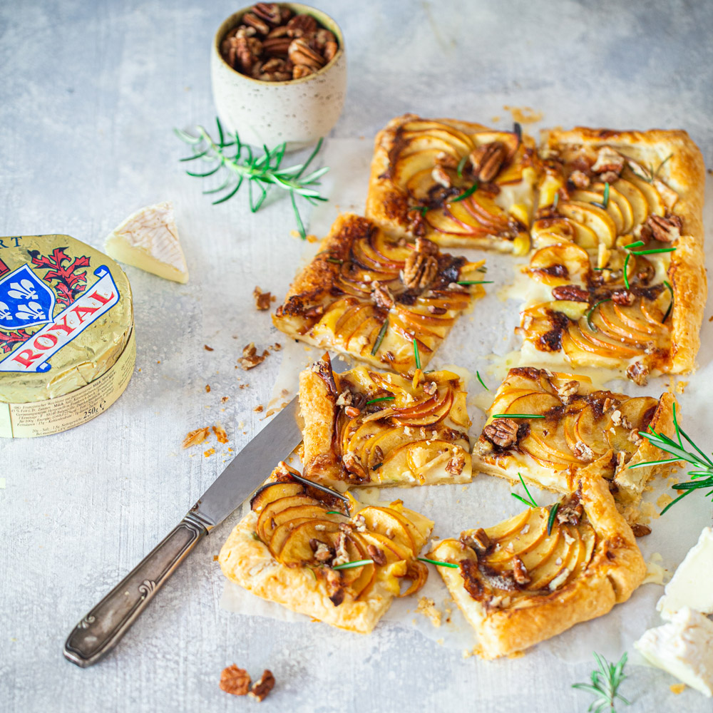 Tarte fine au Camembert, pommes, romarin et noix de pécan – flambée au calvados