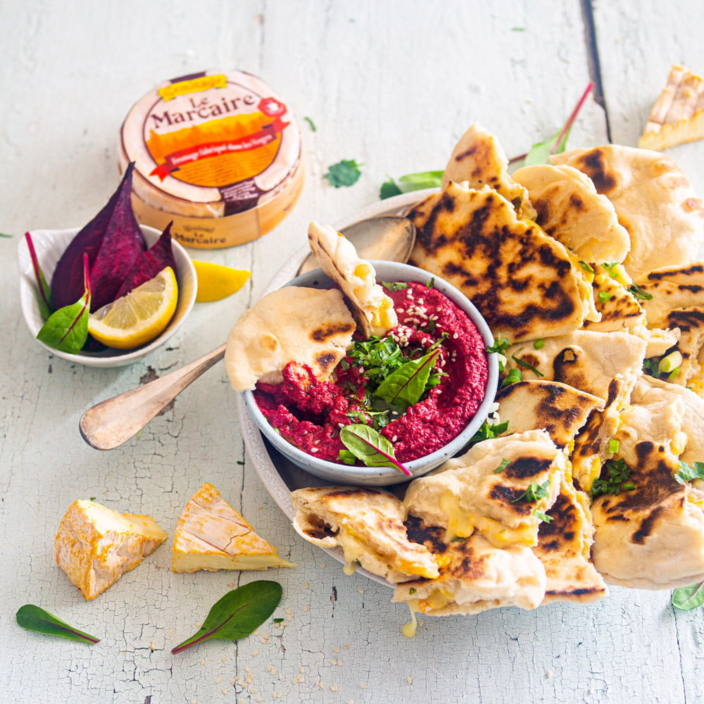 Käse-Naan mit Marcaire und Rote-Bete-Aufstrich