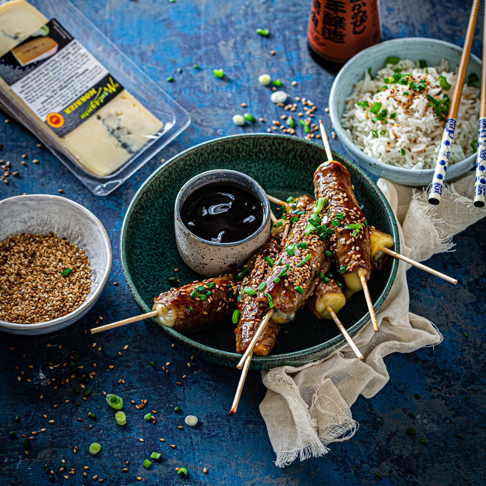 Yakitori with Morbier cheese and sesame