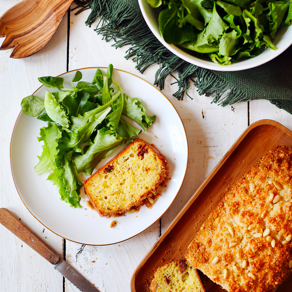 Streuselkuchen mit kandierten Tomaten und Comté