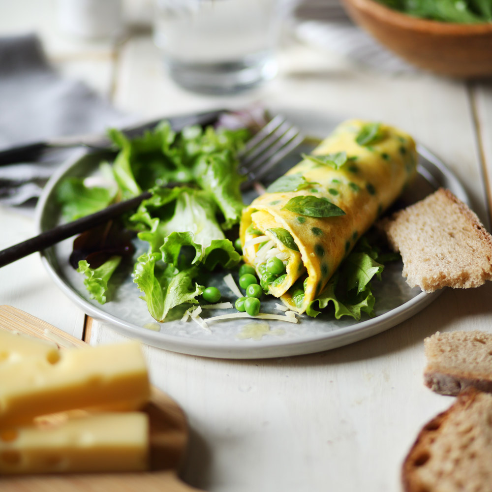 Thin rolled-up omelettes with peas and Emmental