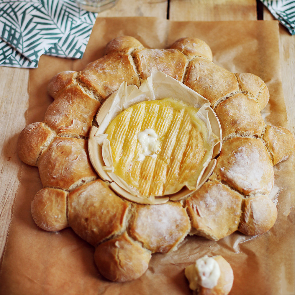 Wreath of Garlic and From'Chaud rolls