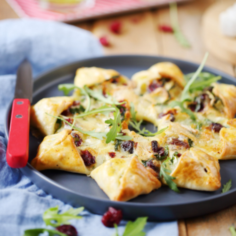 Pizza étoile au camembert, cranberries et roquette