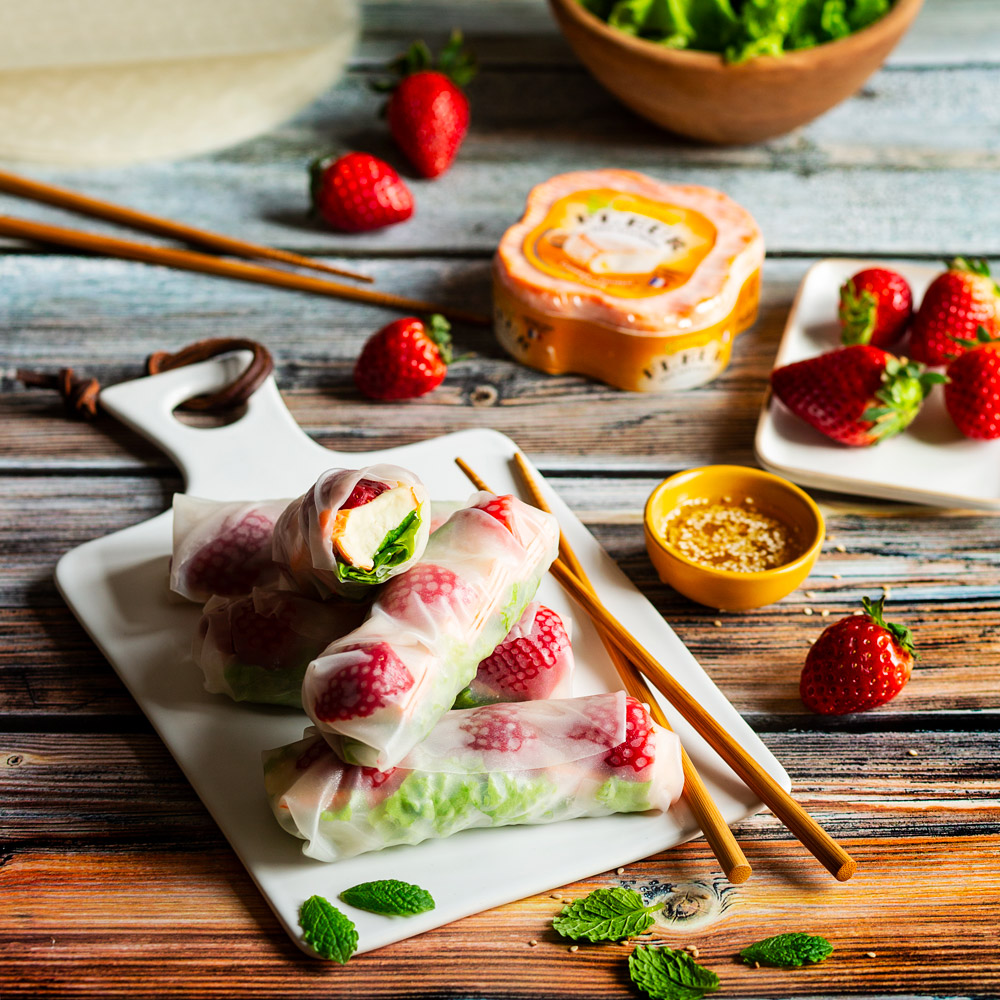 Frühlingsrollen mit Erdbeeren und Fleur des Sources