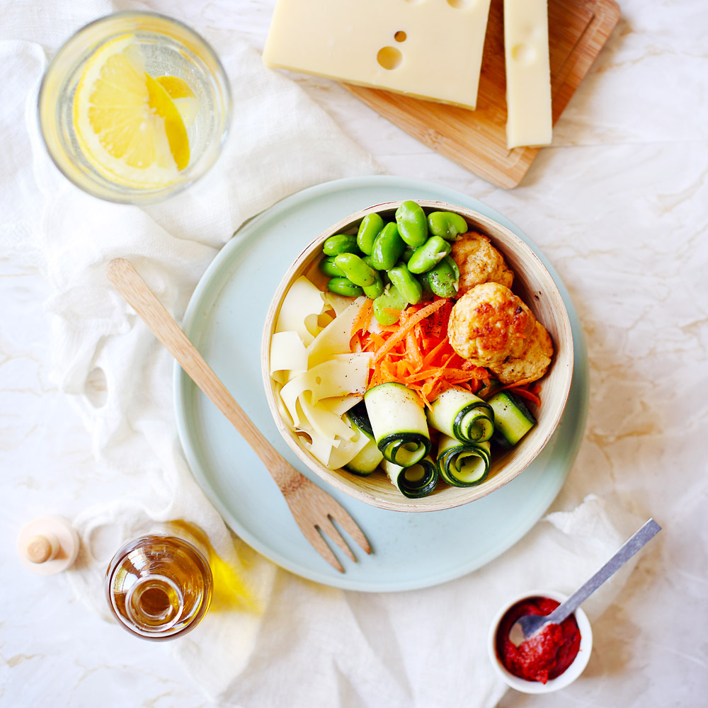 Salade bowl aux boulettes de poulet à l’harissa