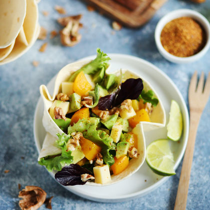 Salade d’avocat, pêche et noix en bol tortilla