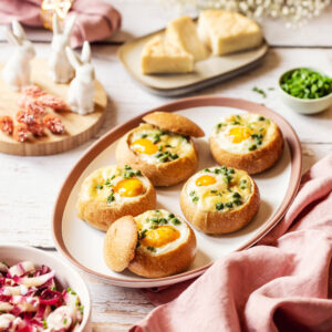 Bread casserole nests with Munster and peas