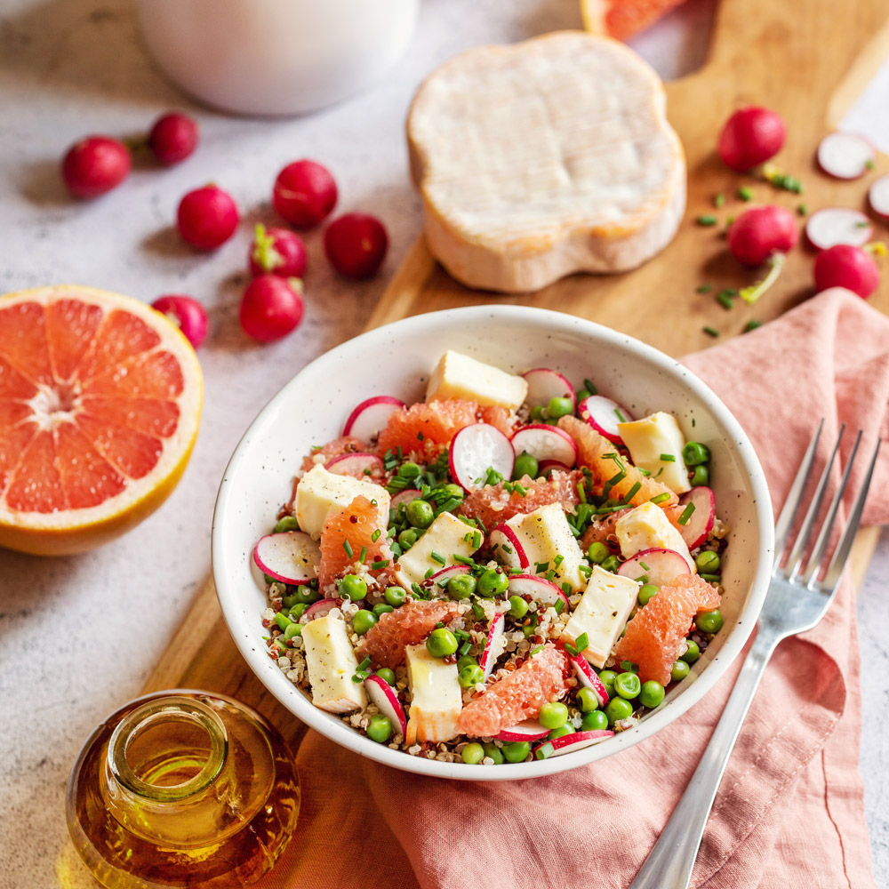 Quinoa-Salat, Frühlingsgemüse und Fleur des Sources