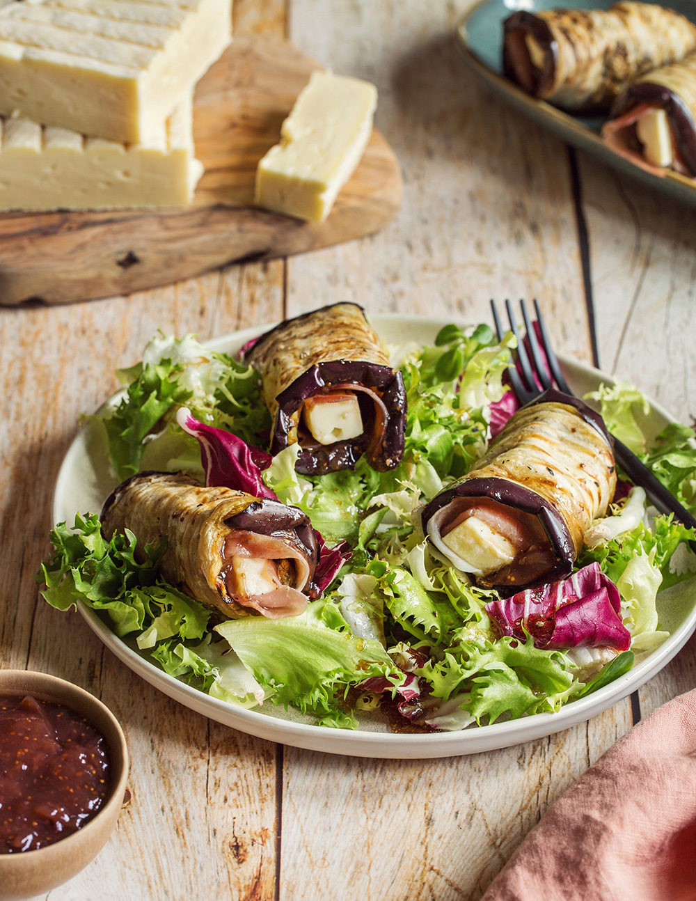 Roulés d’aubergines au fromage à tartiflette, jambon et figue